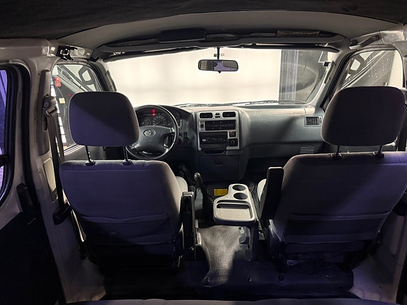 Toyota HiAce 12 of 17