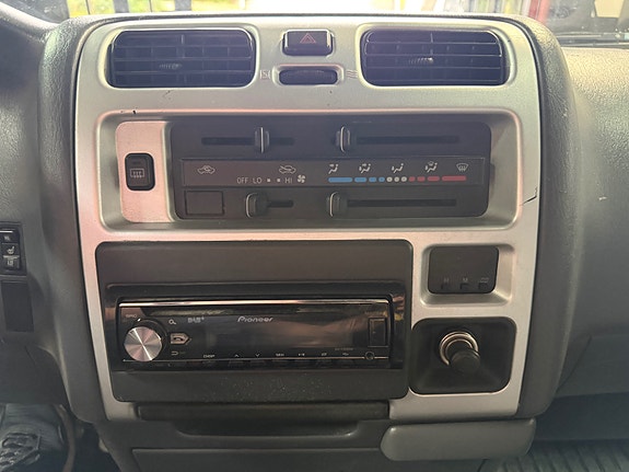 Toyota HiAce 9 of 17
