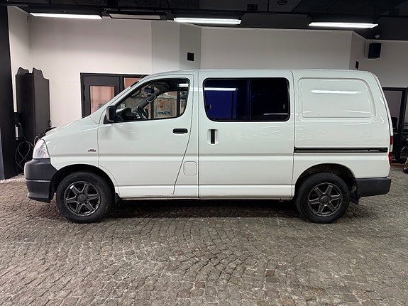 Toyota HiAce 2 of 17