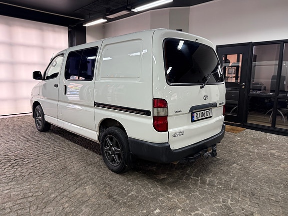 Toyota HiAce 3 of 17