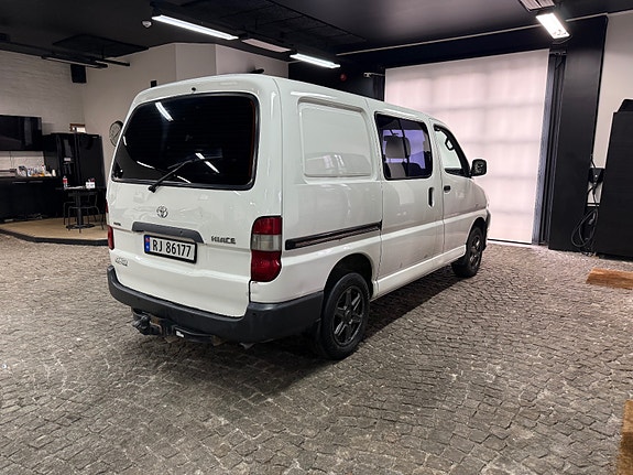 Toyota HiAce 4 of 17
