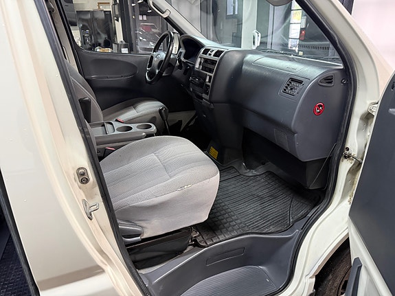 Toyota HiAce 8 of 17