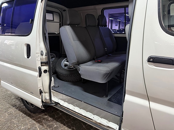 Toyota HiAce 11 of 17