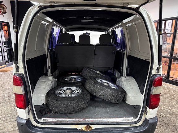 Toyota HiAce 13 of 17