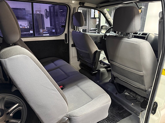 Toyota HiAce 10 of 17