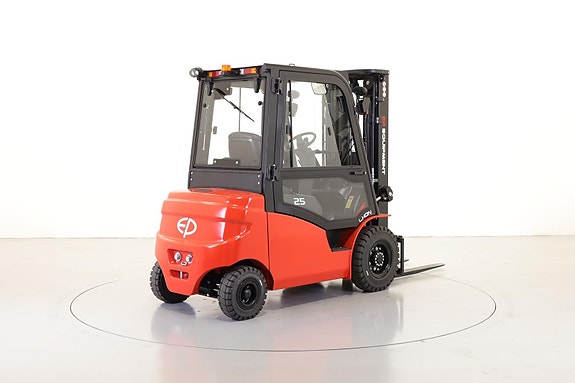 EP EFL253 - SOMMERKAMPANJE! PÅ LAGER!  - elektrisk truck med kapasitet på 2500 KG - komplett med cabin og varmeanlegg, sideskift og spreder på gafler. Leveres med lithium batteri og innebygget lader. 2 of 3