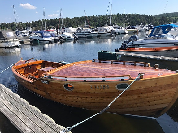 Klassisk trebåt med mye sjarm 2 of 5