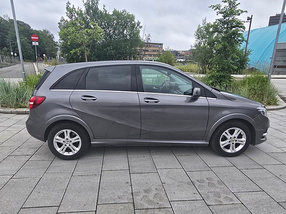 Mercedes-Benz B250 4 of 5