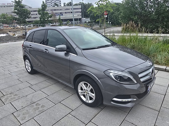 Mercedes-Benz B250 3 of 5