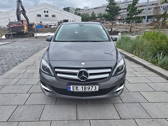 Mercedes-Benz B250 2 of 5