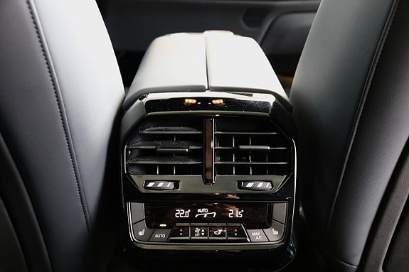 BMW iX 13 of 21