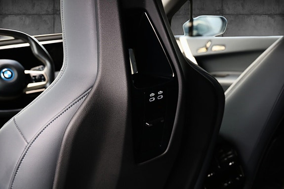 BMW iX 11 of 21