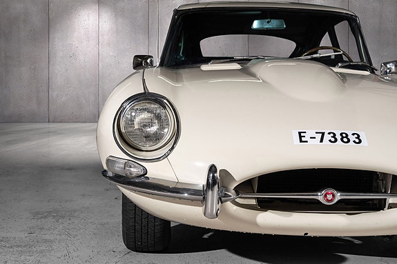 Jaguar E-TYPE 4 of 5