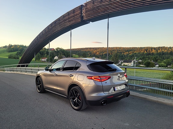 Alfa Romeo Stelvio 3 of 5