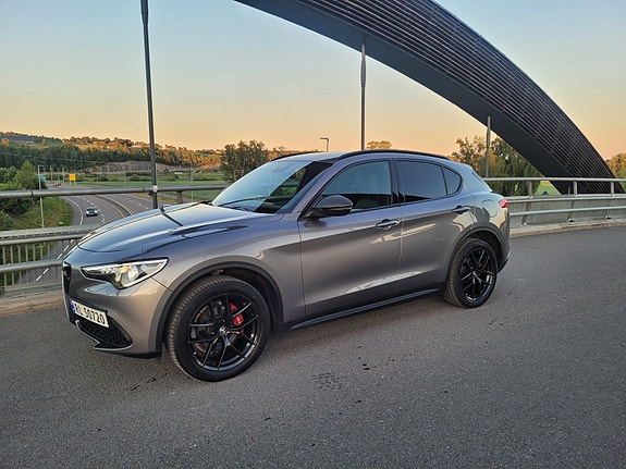 Alfa Romeo Stelvio 2 of 5
