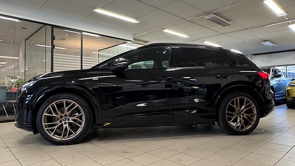 Audi Q4 e-tron 4 of 5