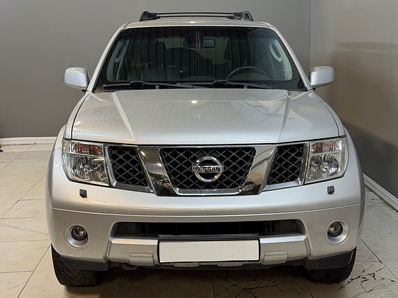 Nissan Pathfinder 3 of 5