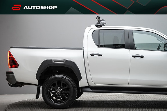 Toyota HiLux 14 of 30