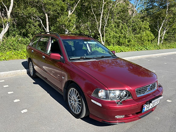 Volvo V40 2 of 5