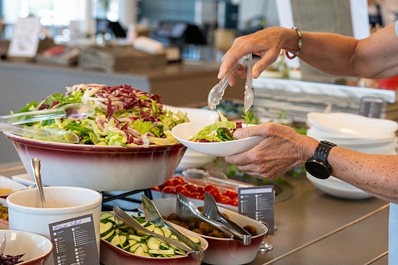 Trening i arbeidstiden, fleksibel arbeidstid og en flott kantine med gunstige priser, er noen av ansattgodene ved hovedkontoret.