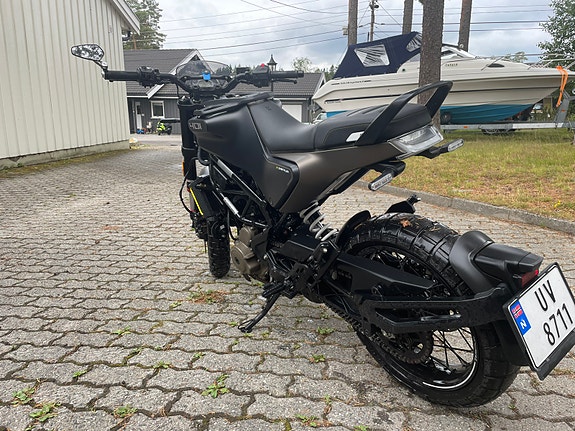 Husqvarna Svartpilen 401 3 of 5