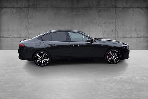 BMW i5 4 of 5