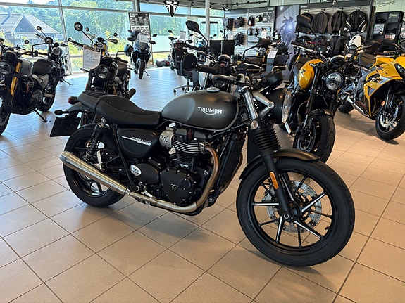 Triumph Street Twin 2 of 5