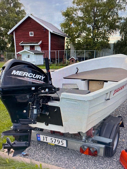 Pioner 13 fot med Mercury motor og henger 3 of 5