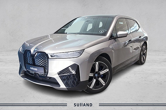 BMW iX 2 of 5