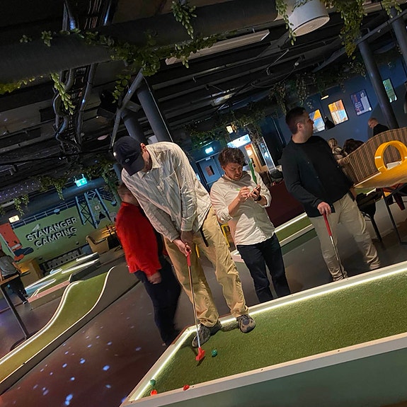 Aldri for seriøse for en runde minigolf