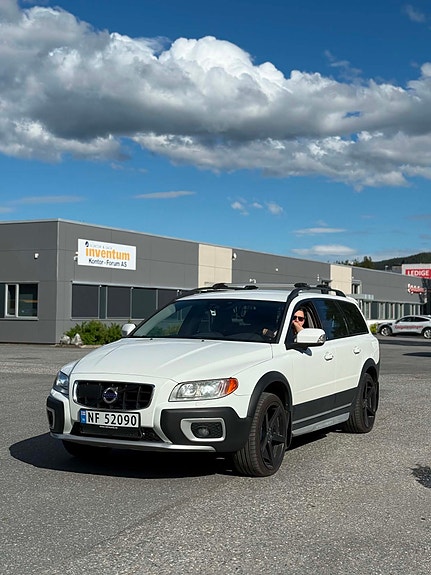 Volvo XC70 2 of 26