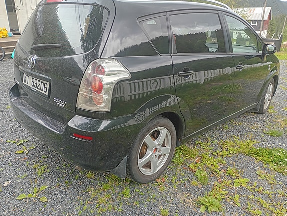 Toyota Corolla Verso 3 of 3