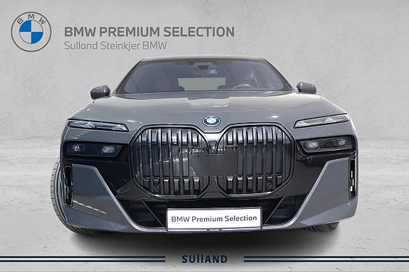 BMW i7 4 of 5