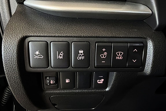 Brytere for filskiftevarsling, forntkollisjonsvarsling, ESP, Head-up display osv.