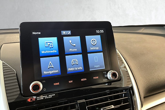 Hovedskjerm med DAB, Navigasjon, Apple carplay, Android Auto osv...