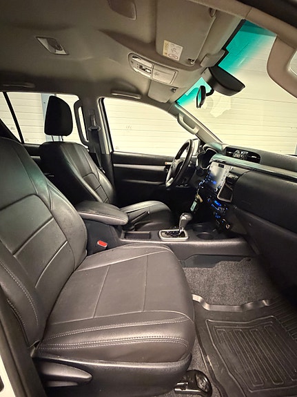 Toyota HiLux 14 of 26
