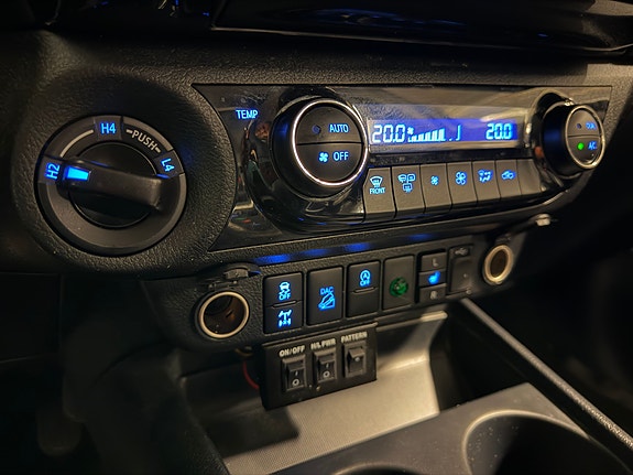 Toyota HiLux 17 of 26