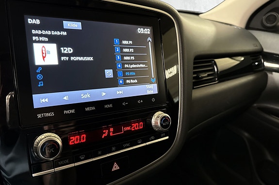 Berøringsskjerm med integrert DAB+, radio og klimakontroller tilgjengelig.