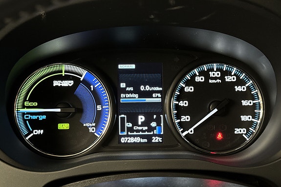 Digitalt display viser hastighet, ladestatus og energiforbruk oversiktlig.