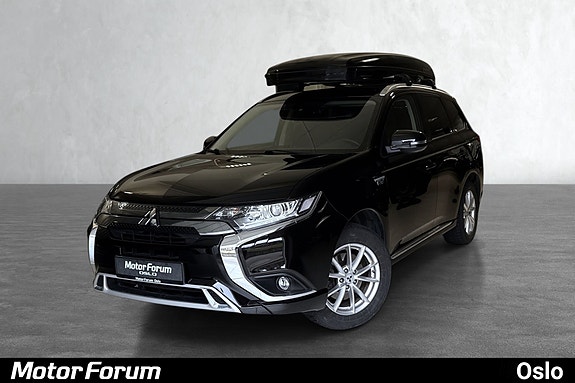 Svart SUV med romslig takboks og elegante kromdetaljer foran.