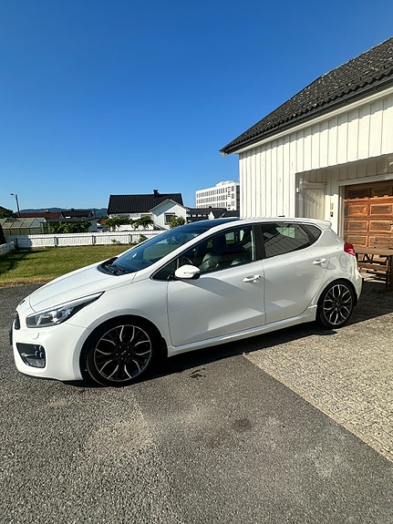 Kia Ceed 2 of 5