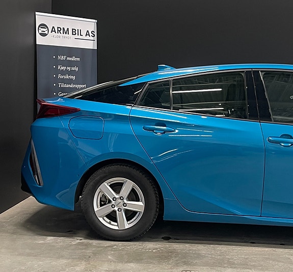 Toyota Prius Plug-in Hybrid 4 of 30