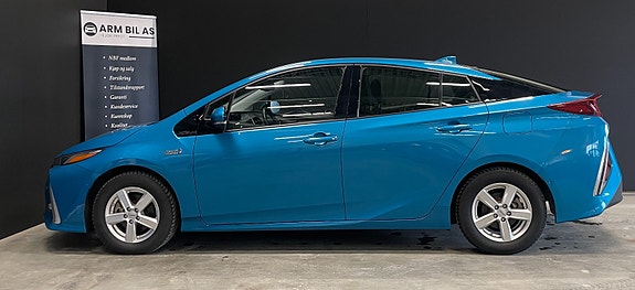 Toyota Prius Plug-in Hybrid 10 of 30