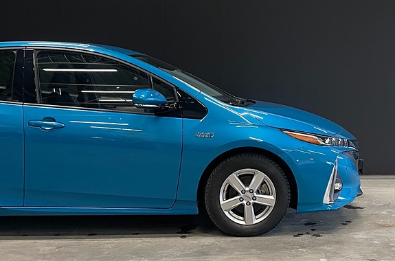 Toyota Prius Plug-in Hybrid 5 of 30