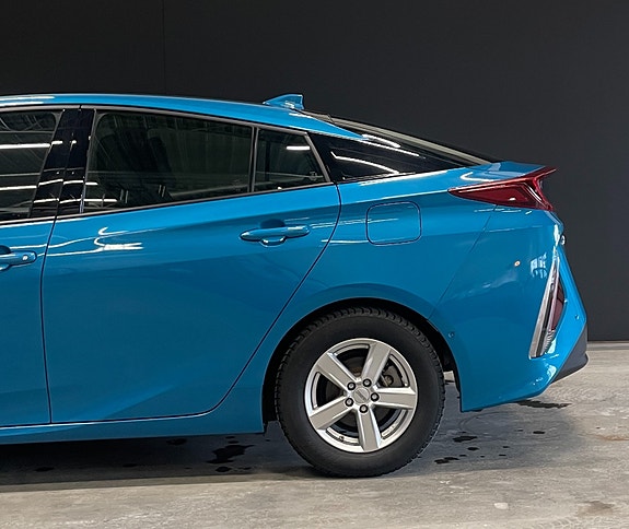 Toyota Prius Plug-in Hybrid 12 of 30