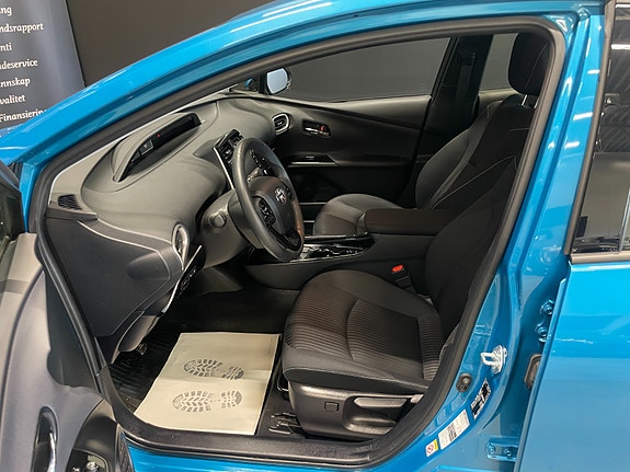 Toyota Prius Plug-in Hybrid 13 of 30