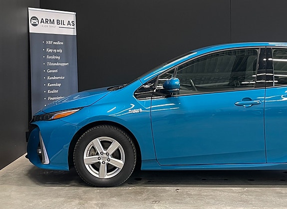 Toyota Prius Plug-in Hybrid 11 of 30