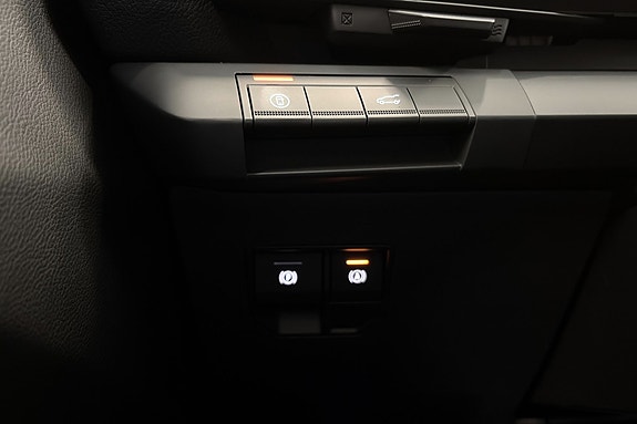 Moderne kontrollpanel med intelligente assistenter og adaptive lys.