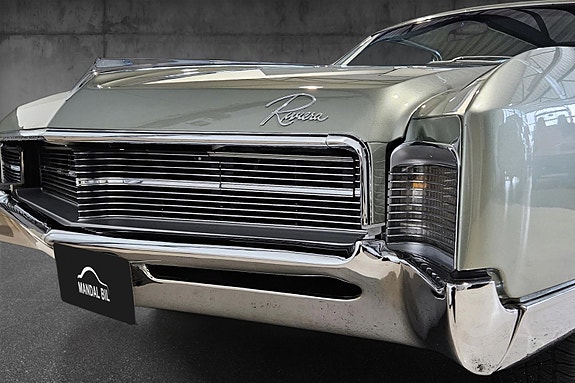 Buick Riviera 3 of 5