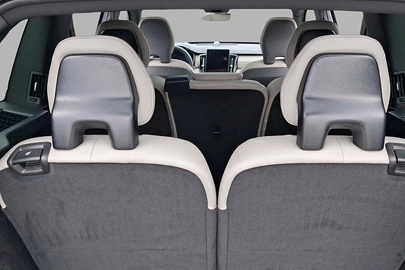 Volvo XC90 30 of 30